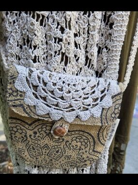 Source Unknown Beige Jute Crossbody with Cream Crochet Flap